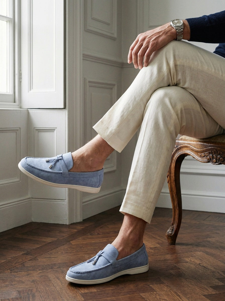 Mocasín Belsize Suede Tassel — Belsize celeste - modelo sentado.jpg