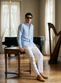 Thumbnail for Camisa Knightsbridge Sky Blue Poplin — Modelo 53 celeste - Modelo V apoyado.jpg