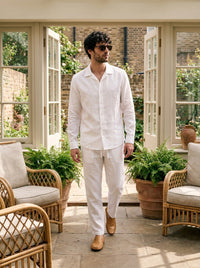 Thumbnail for Camisa Chelsea Linen Camp Collar — Chelsea Camp Collar blanca - Modelo X caminando.jpg