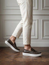 Thumbnail for Mocasín Holland Park Platform Penny — Holland Park marron oscuro - modelo caminando.jpg