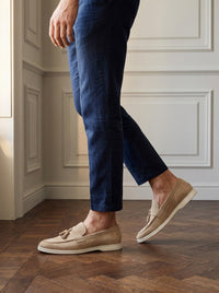 Thumbnail for Mocasín Belsize Suede Tassel — Belsize kaki - modelo caminando.jpg