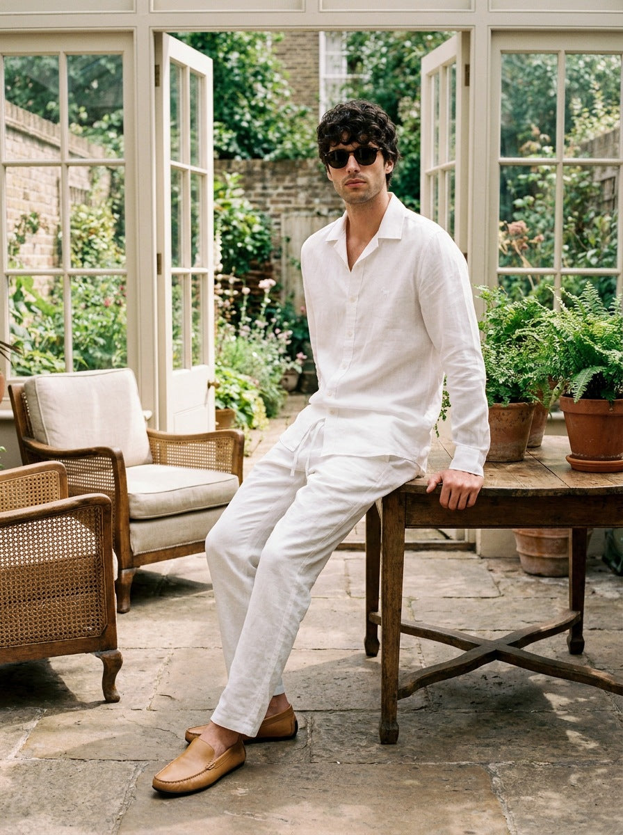 Camisa Chelsea Linen Camp Collar — Chelsea Camp Collar blanca - Modelo X apoyado.jpg