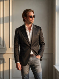 Thumbnail for Blazer Burlington Peak Lapel — Burlington negro - plano medio atardecer.jpg