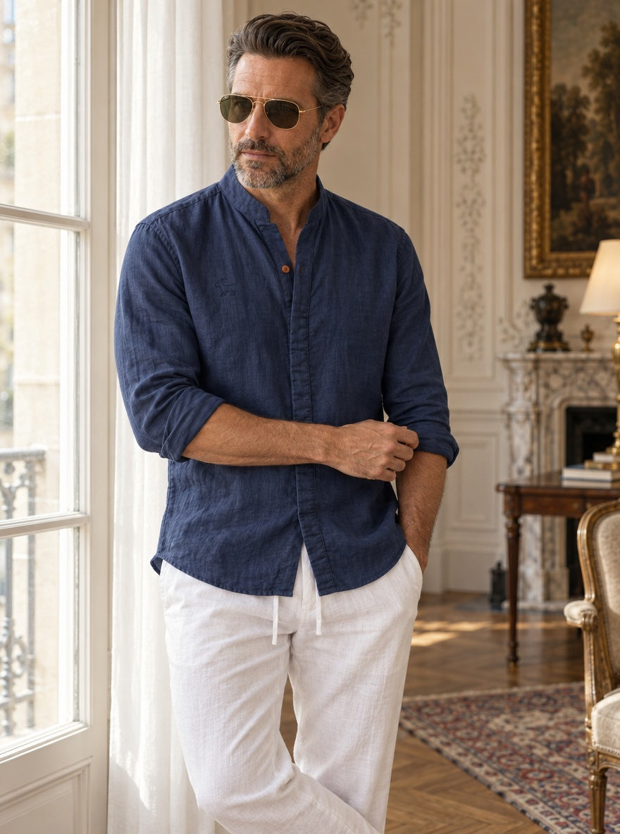 Camisa Bromley de lino — Bromley azul - Modelo B de pie.jpg