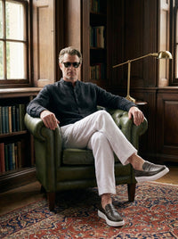 Thumbnail for Camisa Bloomsbury — Bloomsbury negra - Modelo M sentado.jpg