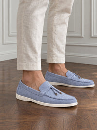 Thumbnail for Mocasín Belsize Suede Tassel — Belsize celeste - modelo detalle GPT.jpg