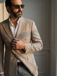 Thumbnail for Blazer Sloane Double-Breasted — Sloane taupe - primer plano atardecer.jpg