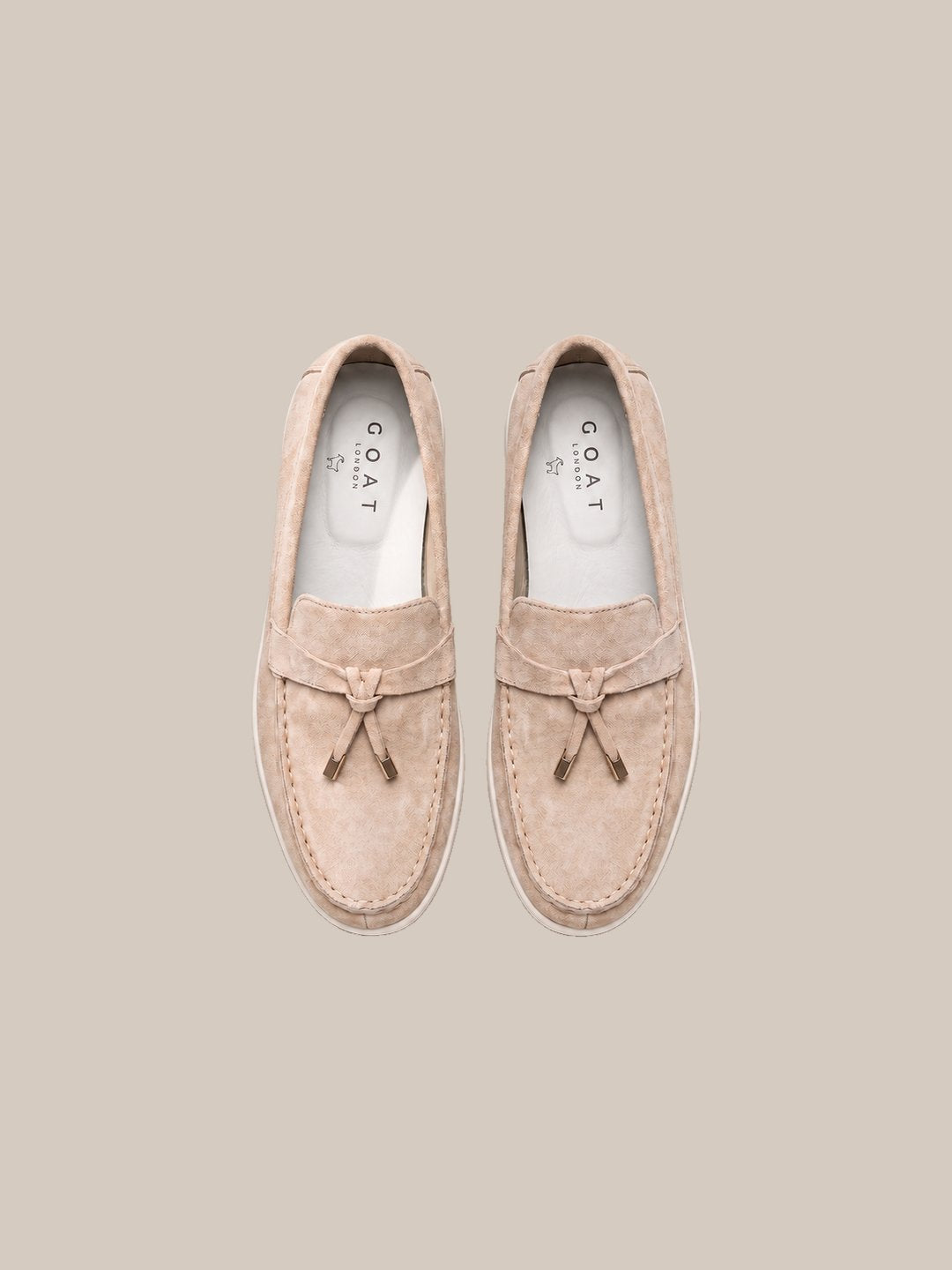 Mocasín Belsize Suede Tassel — 11 khaki arriba elegante - IA.jpg