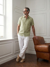 Thumbnail for Camisas Mayfair — Mayfair verde - Modelo K apoyado sillon.jpg