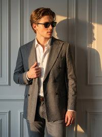 Thumbnail for Blazer Park Lane Double-Breasted — Park Lane gris - primer plano atardecer.jpg