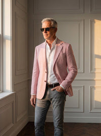 Thumbnail for Blazer Cadogan Linen — Cadogan rosa - plano medio atardecer.jpg