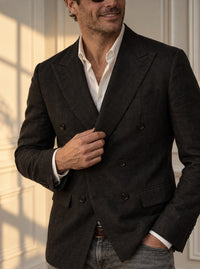 Thumbnail for Blazer St James's Linen Double-Breasted — St James negro - detalle atardecer GPT.jpg
