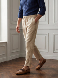 Thumbnail for Pantalon de Bambula y lino — Pantalon lino kaki - modelo caminando.jpg