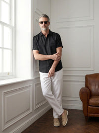 Thumbnail for Camisas Mayfair — Mayfair negra - Modelo K de pie.jpg