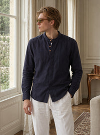 Thumbnail for Camisa de lino Manga Larga — Manga Larga azul - Modelo D de pie.jpg