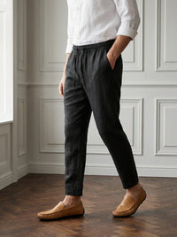 Thumbnail for Pantalon de Bambula y lino — Pantalon lino negro - modelo caminando.jpg