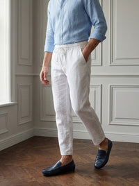 Thumbnail for Pantalon de Bambula y lino — Pantalon lino blanco - modelo caminando.jpg