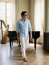 Thumbnail for Camisa Knightsbridge Sky Blue Poplin — Modelo 53 celeste - Modelo V caminando.jpg