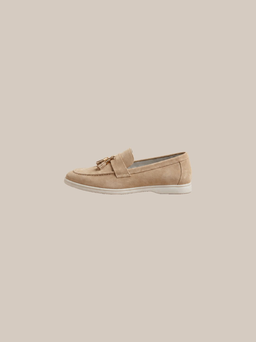 Mocasín Belsize Suede Tassel — 11 khaki perfil elegante - IA.jpg