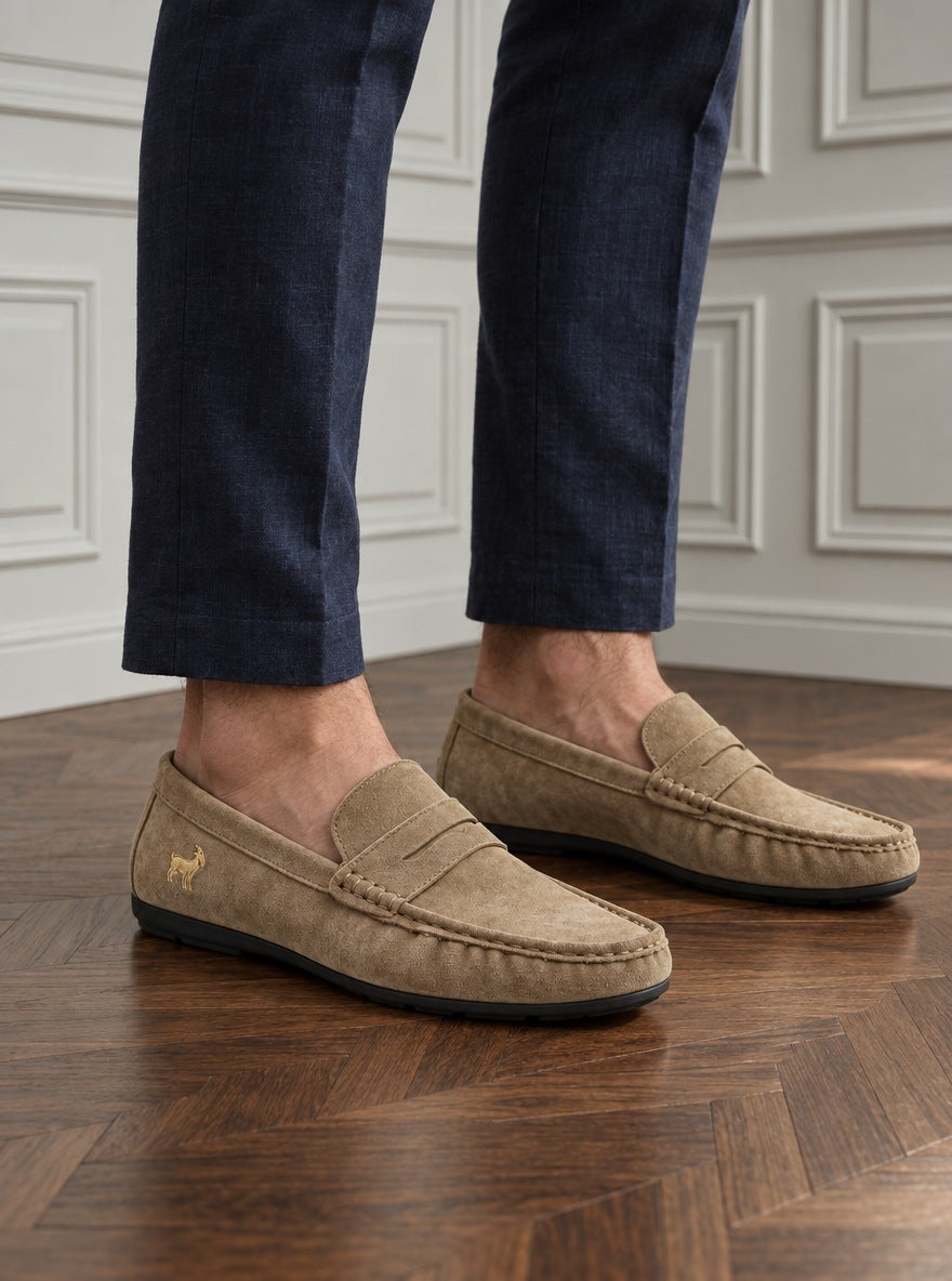 Mocasín Eton Suede Penny — Eton kaki - modelo detalle GPT.jpg