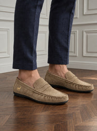 Thumbnail for Mocasín Eton Suede Penny — Eton kaki - modelo detalle GPT.jpg