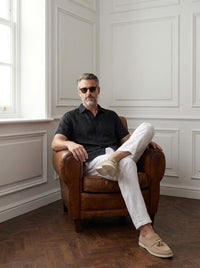 Thumbnail for Camisas Mayfair — Mayfair negra - Modelo K sentado.jpg