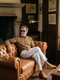 Thumbnail for Camisa de Lino Camberwell — Camberwell marron - Modelo S sentado.jpg