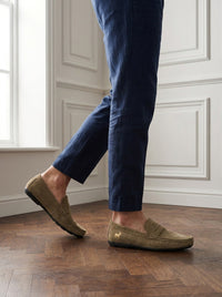 Thumbnail for Mocasín Eton Suede Penny — Eton kaki - modelo caminando.jpg