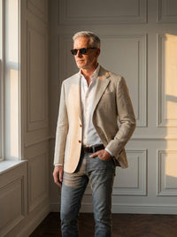 Thumbnail for Blazer Cadogan Linen — Cadogan beige - plano medio atardecer.jpg