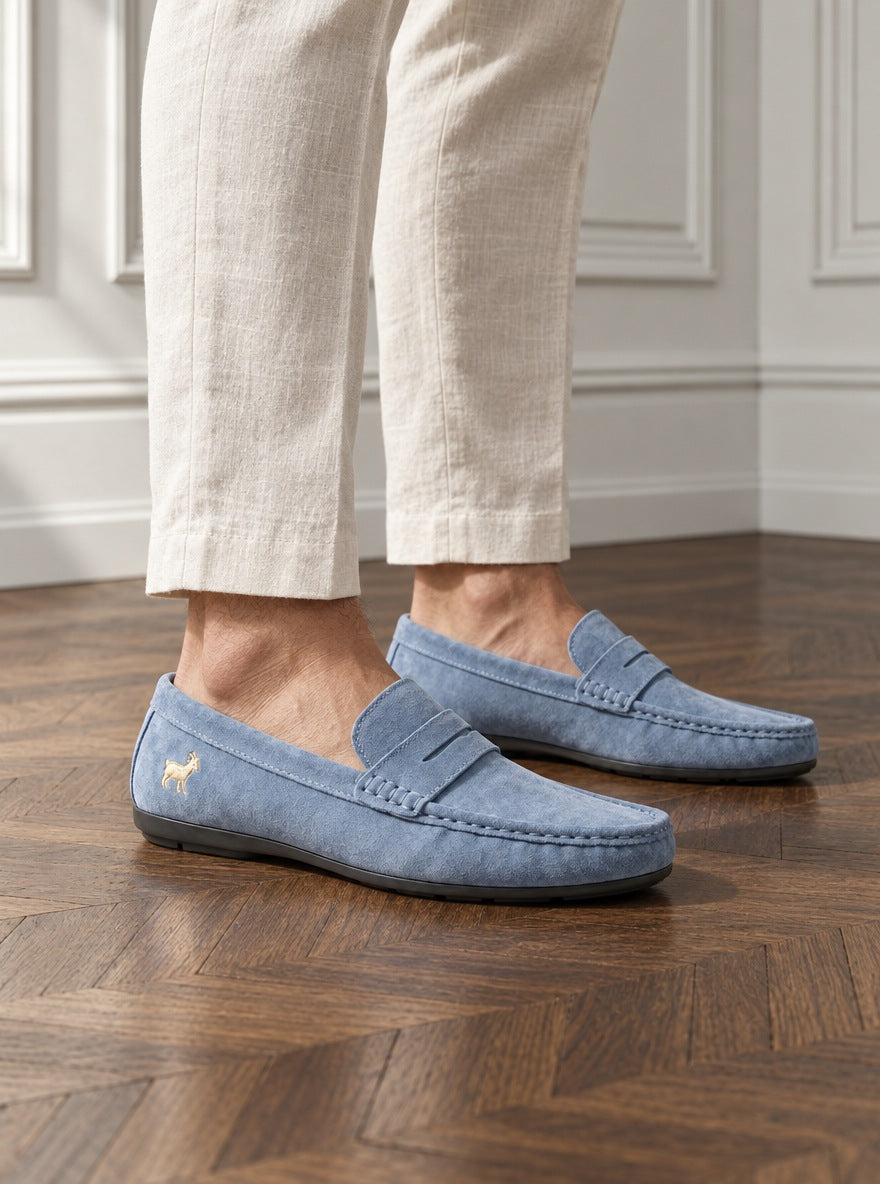 Mocasín Eton Suede Penny — Eton celeste - modelo detalle GPT.jpg