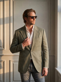 Thumbnail for Blazer Burlington Peak Lapel — Burlington verde oliva - primer plano atardecer.jpg