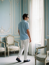 Thumbnail for Camisa de lino Manga corta Azul Marino — Manga corta Azul Marino celeste - Modelo V espalda.jpg